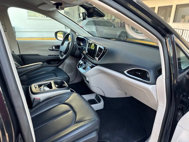 Used 2023 Chrysler Pacifica Touring-L FWD image 19