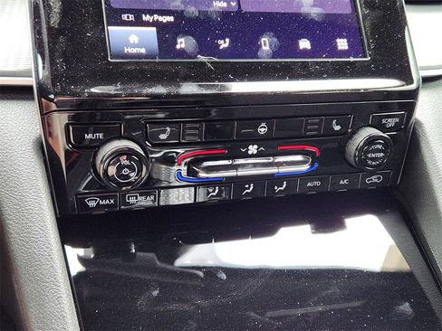 New 2025 Jeep Grand Cherokee Laredo w/ Luxury Tech Group I image 14