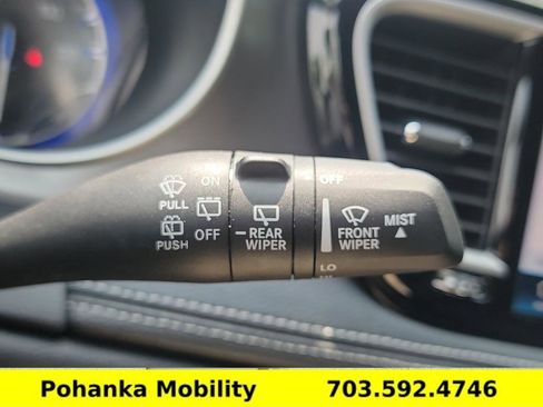 Used 2025 Chrysler Pacifica Select image 16