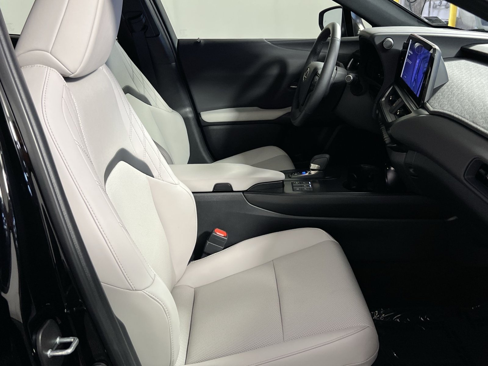 Used 2025 Lexus UX 300h AWD w/ Cold Area Package image 28