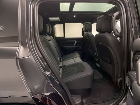 Used 2023 Land Rover Defender 90 X-Dynamic SE image 4