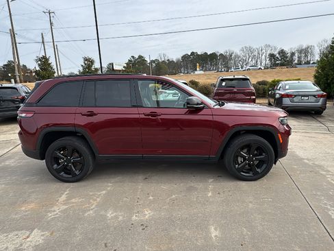Used 2024 Jeep Grand Cherokee Altitude image 7