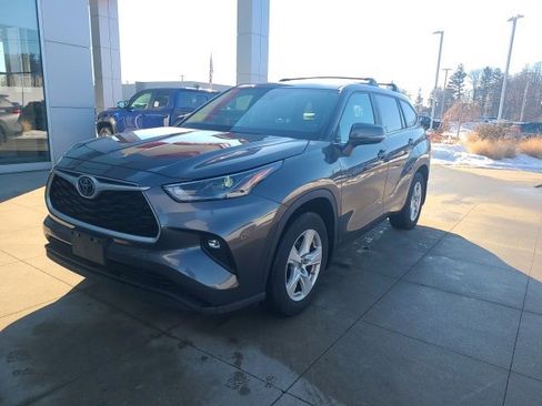 Used 2023 Toyota Highlander LE image 3