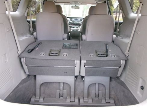 Used 2018 Kia Sedona L image 37