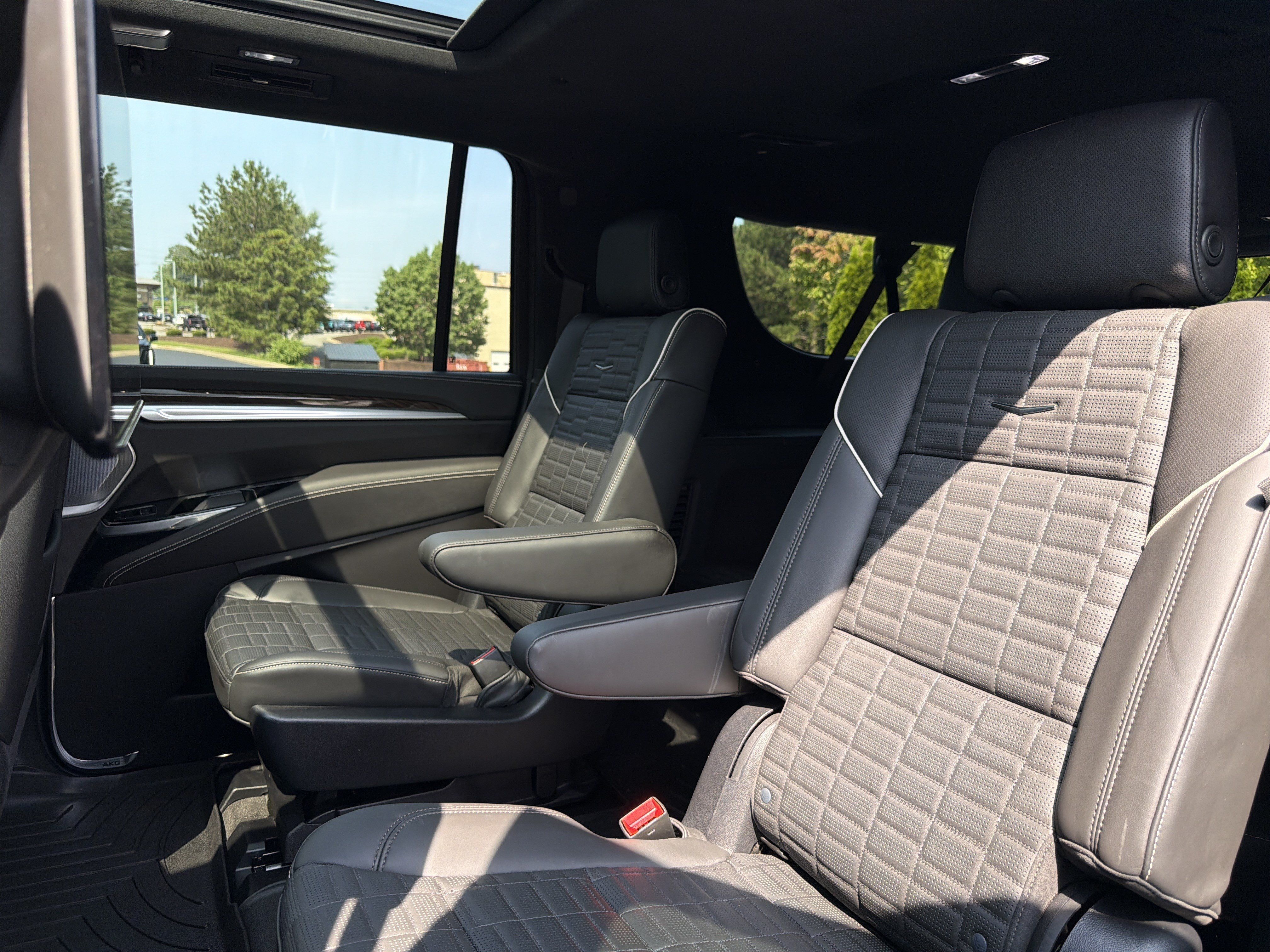 Used 2025 Cadillac Escalade ESV Sport Platinum w/ LPO, ONYX Package AWD/4WD image 8