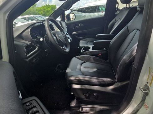 Used 2025 Chrysler Pacifica Select FWD image 3