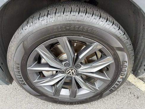 Used 2022 Volkswagen Tiguan SE w/ Panoramic Sunroof Package FWD image 11