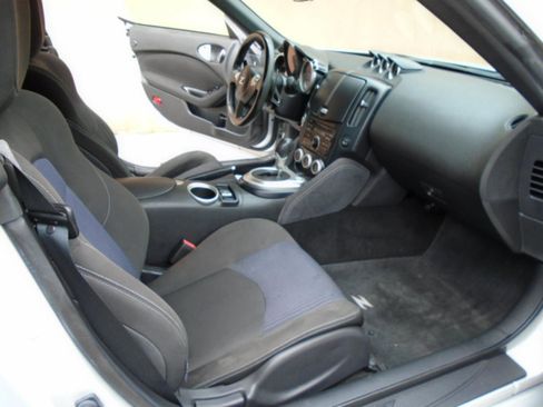 Used 2013 Nissan 370Z Roadster RWD image 9