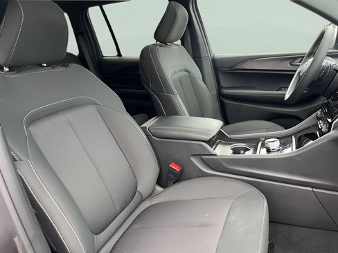 Used 2025 Jeep Grand Cherokee Laredo X RWD image 15