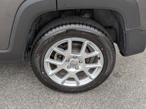 Used 2020 Jeep Renegade Latitude w/ Popular Equipment Group image 31