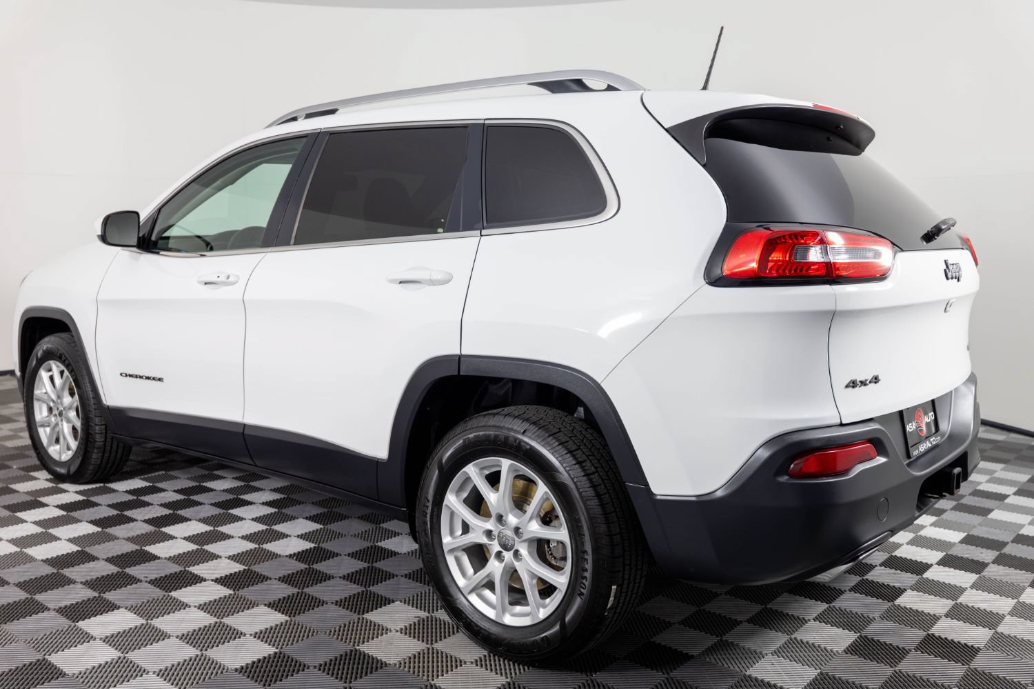 Used 2018 Jeep Cherokee Latitude Plus w/ Cold Weather Group AWD/4WD image 4