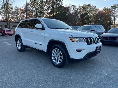 Used 2021 Jeep Grand Cherokee Laredo image 4