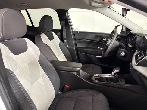 Used 2024 Chevrolet Trax LS w/ LS Convenience Package FWD image 17