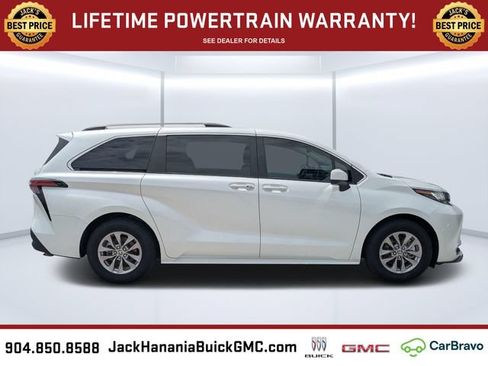 Used 2022 Toyota Sienna XLE FWD image 2
