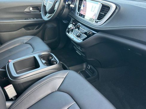 New 2026 Chrysler Pacifica Select image 14
