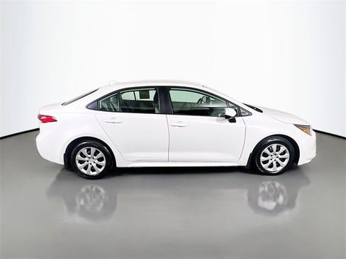 Used 2025 Toyota Corolla LE image 8