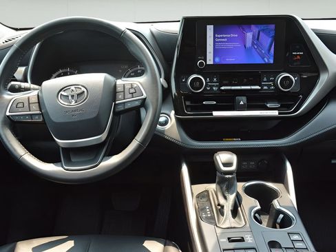 Certified 2024 Toyota Highlander XLE AWD/4WD image 11