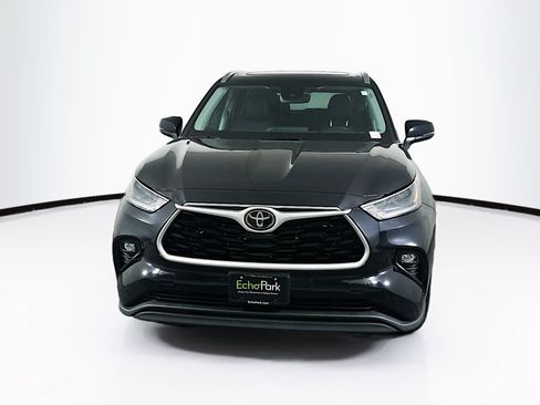Used 2021 Toyota Highlander XLE FWD image 2