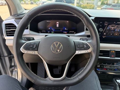 Used 2025 Volkswagen Taos SE w/ Panoramic Sunroof Package image 10