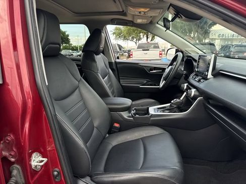 Used 2020 Toyota RAV4 XLE Premium FWD image 32