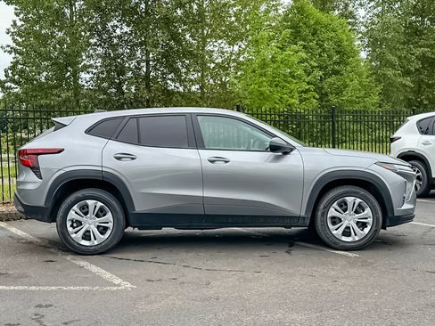 Used 2024 Chevrolet Trax LS FWD image 3