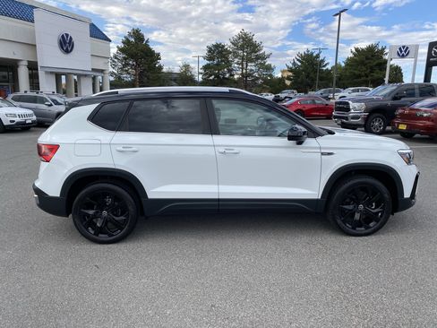 Used 2023 Volkswagen Taos SE w/ Panoramic Sunroof Package FWD image 52