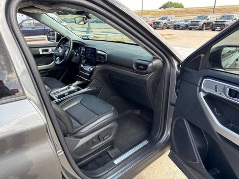 Used 2022 Ford Explorer Limited w/ Equipment Group 301A RWD image 15
