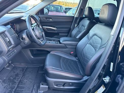 Used 2024 Nissan Pathfinder Platinum w/ Lighting Package (N93) image 19