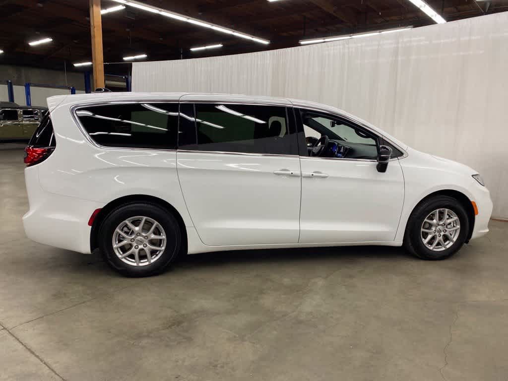 Used 2025 Chrysler Pacifica Select FWD image 7