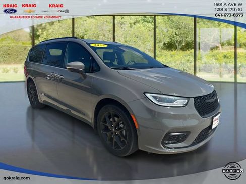 Used 2023 Chrysler Pacifica Touring-L w/ S Appearance Package AWD/4WD image 3