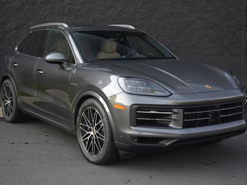 Certified 2025 Porsche Cayenne E-Hybrid image 9