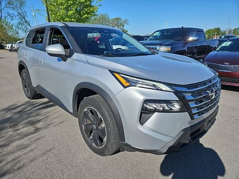 Used 2025 Nissan Rogue SV image 2