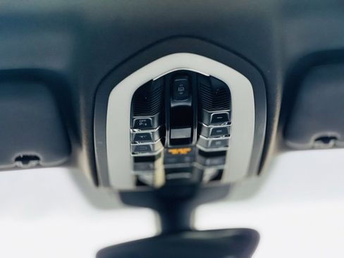 Used 2016 Porsche Cayenne image 18