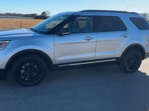 Used 2018 Ford Explorer XLT w/ Equipment Group 202A image 5