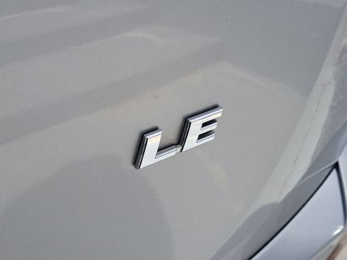 Used 2018 Toyota RAV4 LE FWD image 7