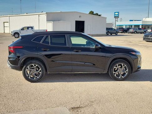 Used 2025 Chevrolet Trax LT FWD image 9