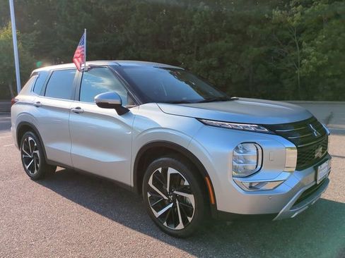 Used 2024 Mitsubishi Outlander SE image 2