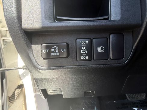Used 2018 Toyota Tacoma TRD Off-Road w/ Technology Package AWD/4WD image 18