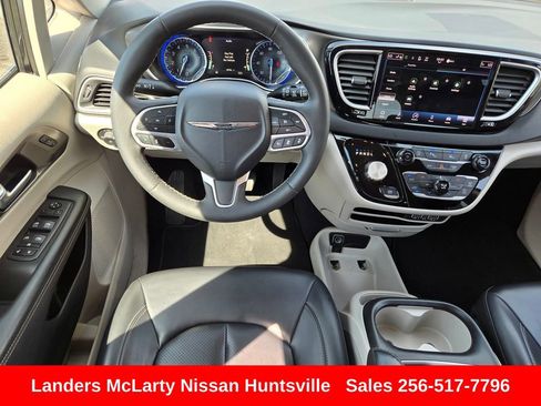 Used 2023 Chrysler Pacifica Touring-L image 16