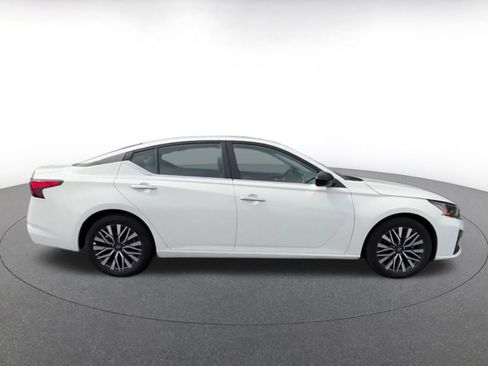 Used 2025 Nissan Altima 2.5 SV FWD image 16