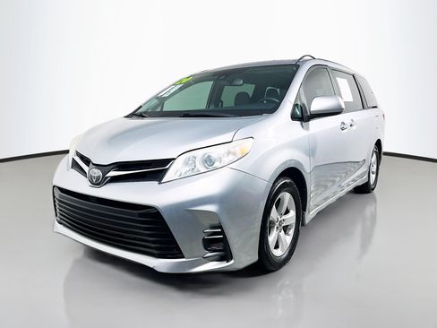 Used 2020 Toyota Sienna LE w/ LE Preferred Package FWD image 10