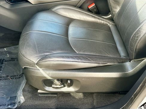 Used 2019 Land Rover Range Rover Evoque SE image 19