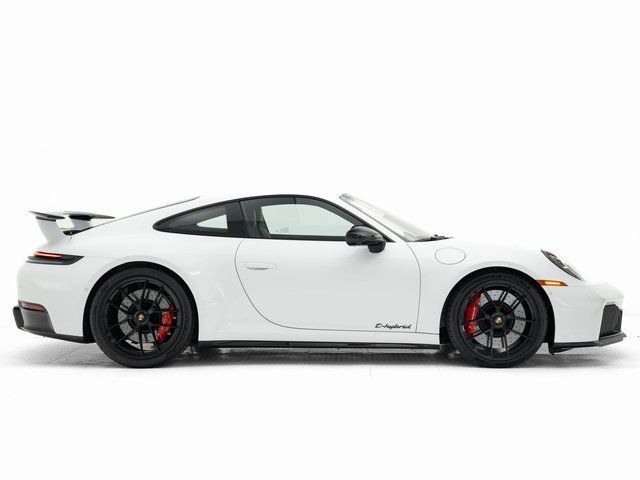 Certified 2025 Porsche 911 Carrera GTS RWD image 33