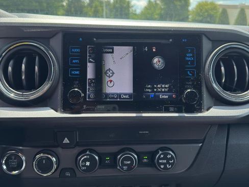 Used 2019 Toyota Tacoma TRD Sport AWD/4WD image 17