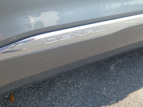 Used 2021 GMC Acadia Denali w/ Denali Technology Package FWD image 8