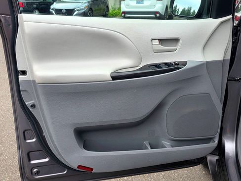 Used 2014 Toyota Sienna LE AWD/4WD image 40