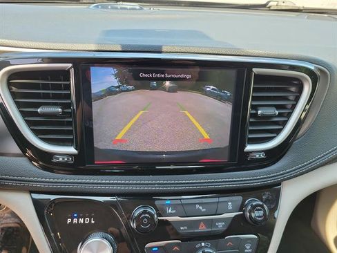 Used 2024 Chrysler Pacifica Limited FWD image 19