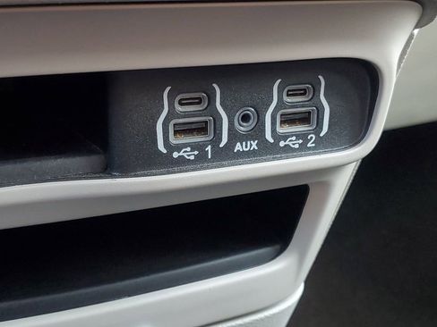 Used 2024 Chrysler Pacifica Touring-L image 29