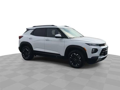 Used 2023 Chevrolet TrailBlazer LT w/ Convenience Package image 2