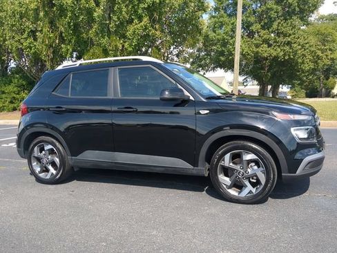 Used 2024 Hyundai Venue SEL FWD image 2